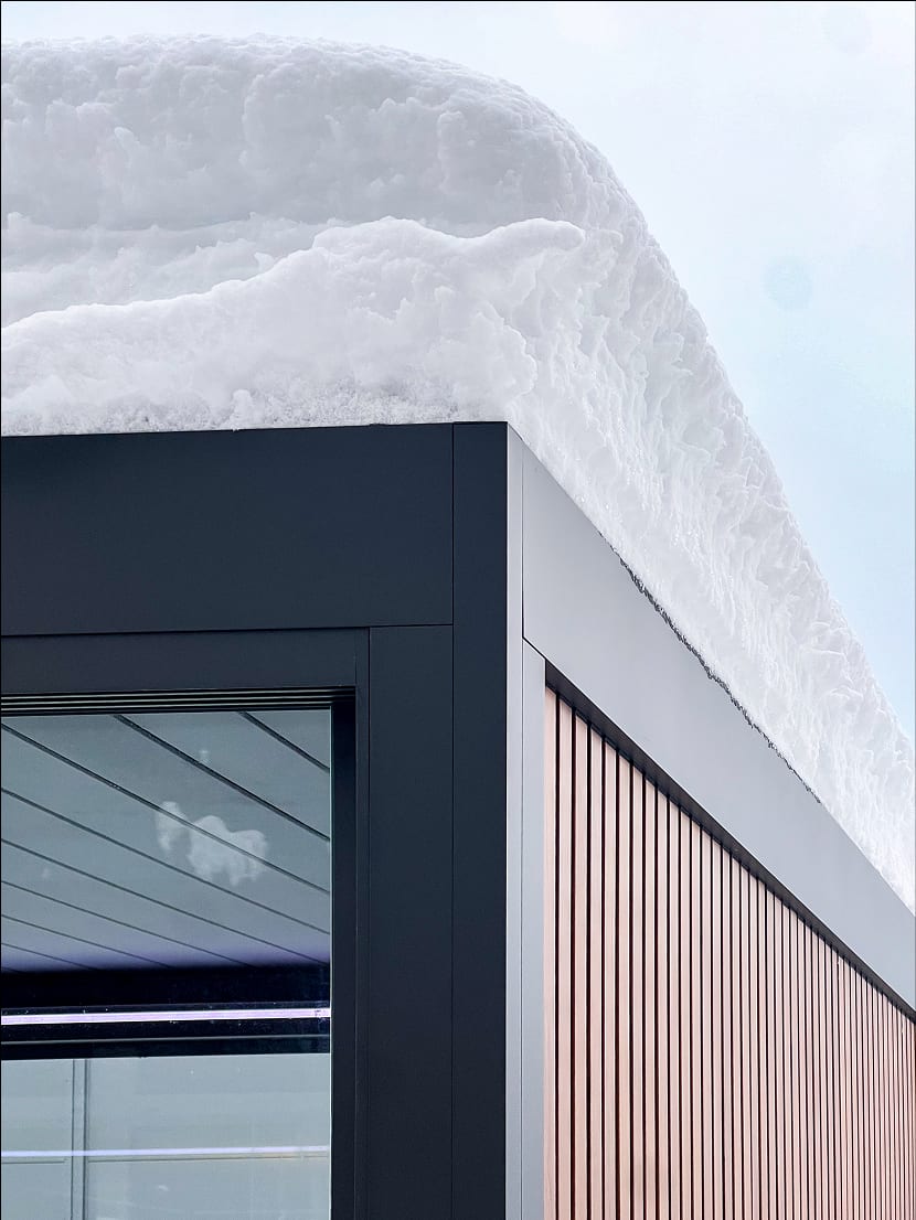 Primo piano di due lamelle pergola in parallelo: una rivestita AkzoNobel con finitura lucida immaculata, accanto a una verniciatura economica con macchie di ruggine arancione e crepe da thermal shock