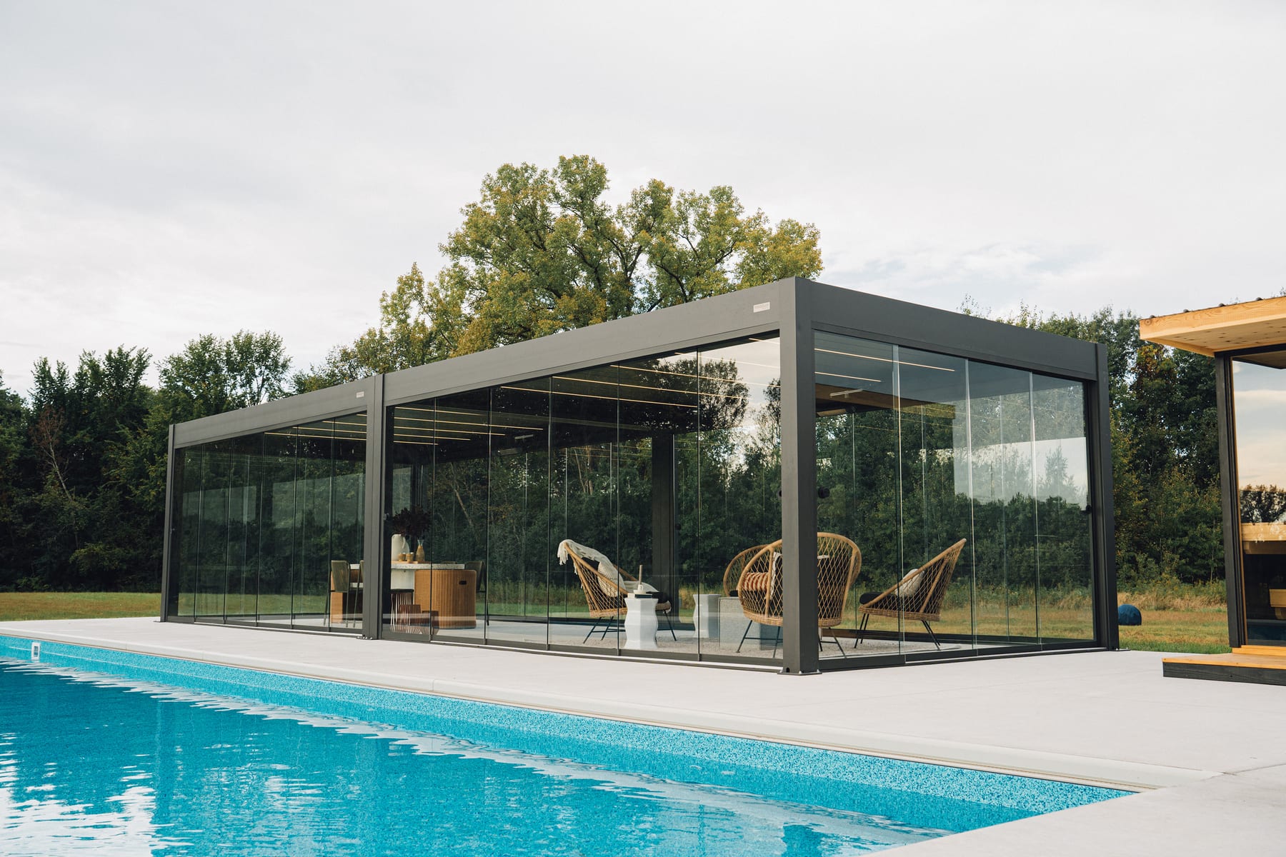 Détail de la structure aluminium d'une Pergola 4 Pro Max avec portée de 6 mètres sans poteau central sur grande terrasse