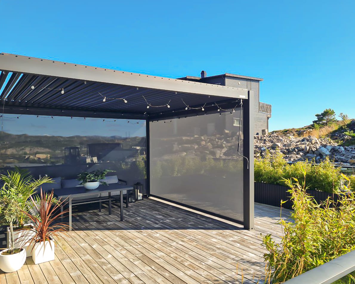 Quatre vignettes côte à côte : terrasse carrelée, plancher bois, allée graviers, dalle béton nue - modes de pose pergola selon surface