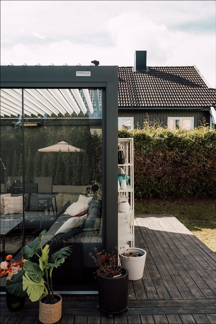 aluminium louvres on an anthracite pergola