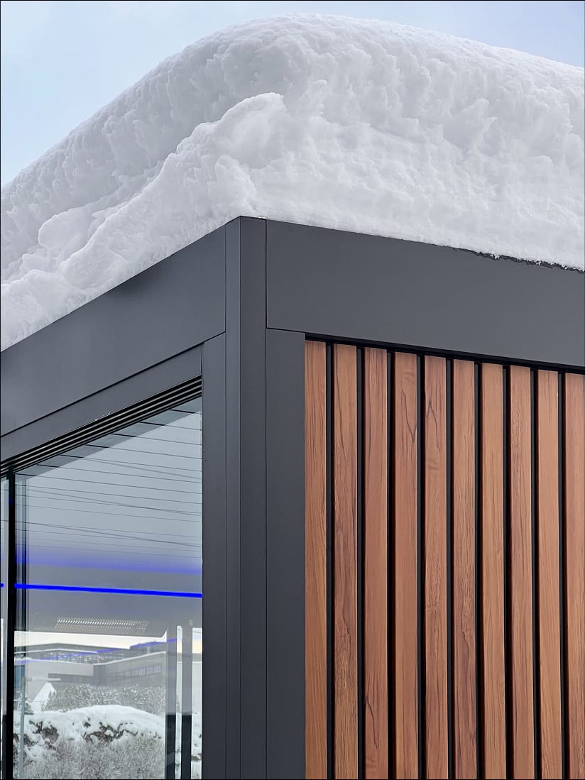 Plaque de certification TUV fixée sur le montant aluminium d'une Pergola 4 Pro Max sous une charge de neige alpine