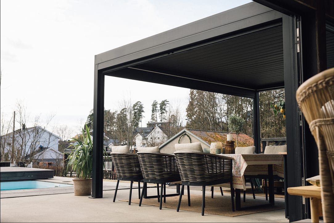 aluminium pergola with dining set underneath