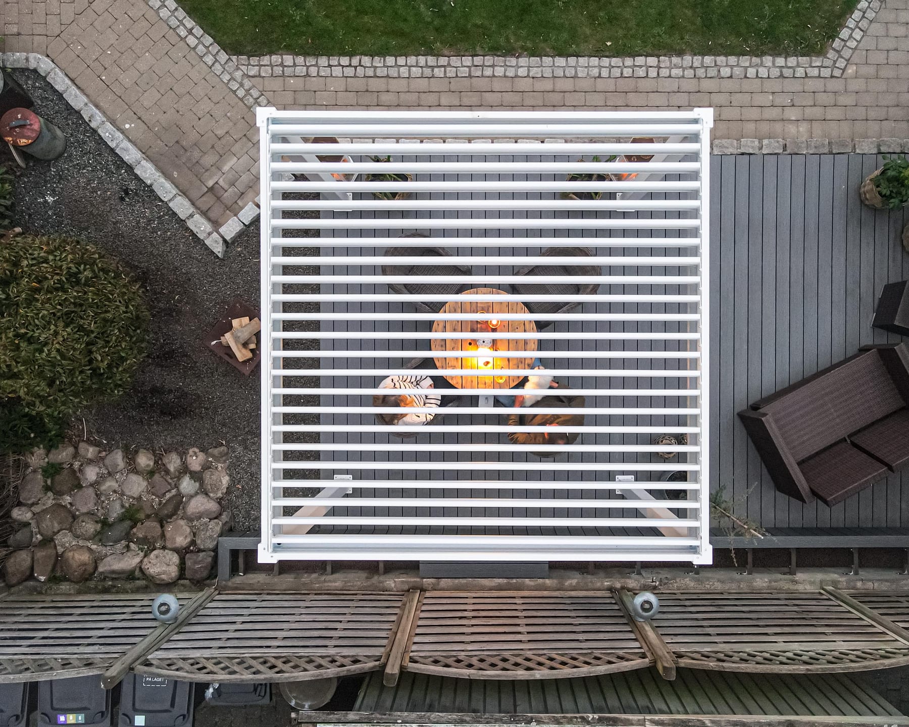 Tableau comparatif de coût total sur 10 ans pour trois types de pergola, affiché sur écran d'ordinateur portable sur une terrasse ensoleillée