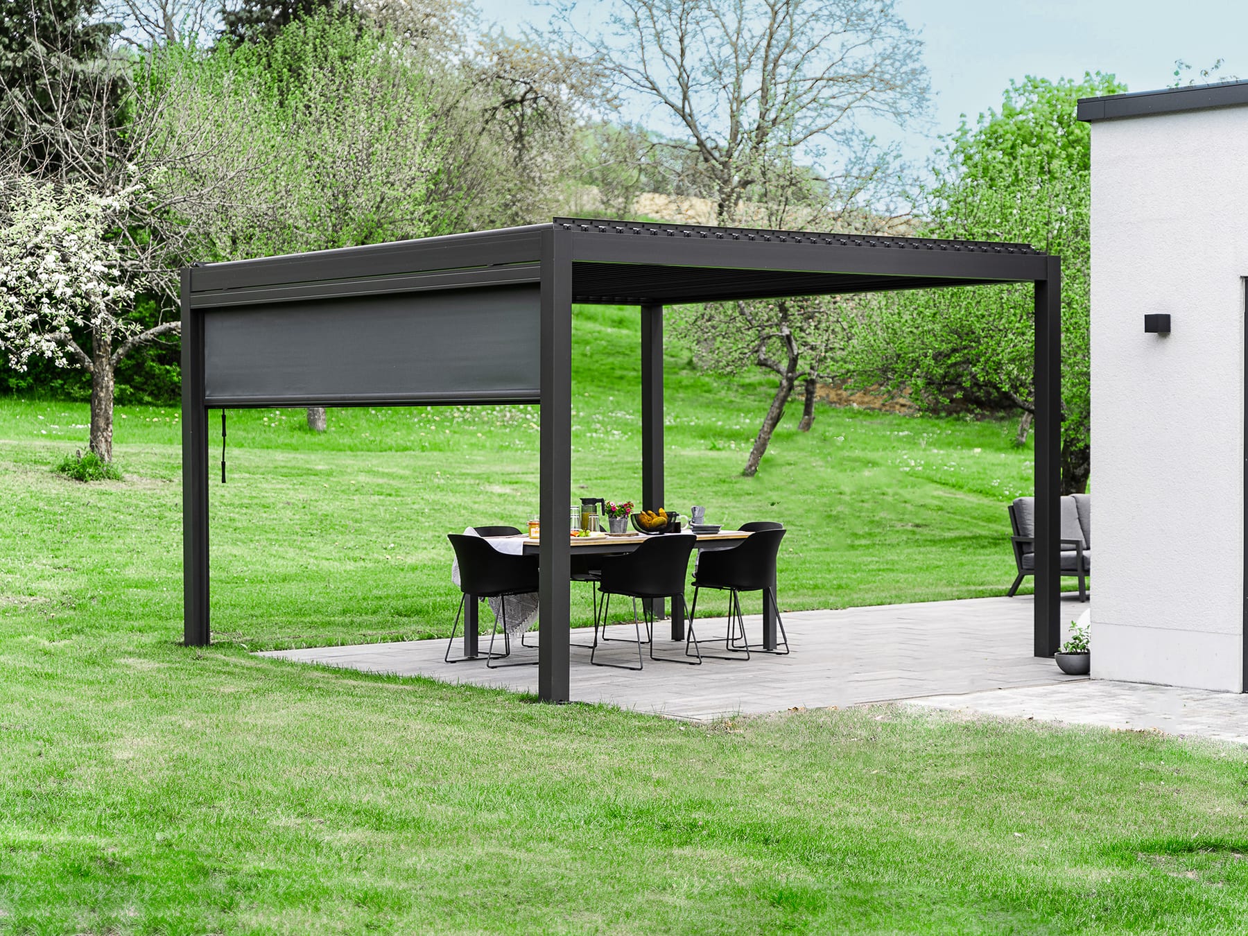 Tableau comparatif manuscrit avec trois colonnes TAEG, durée et coût total sur une table en bois de terrasse