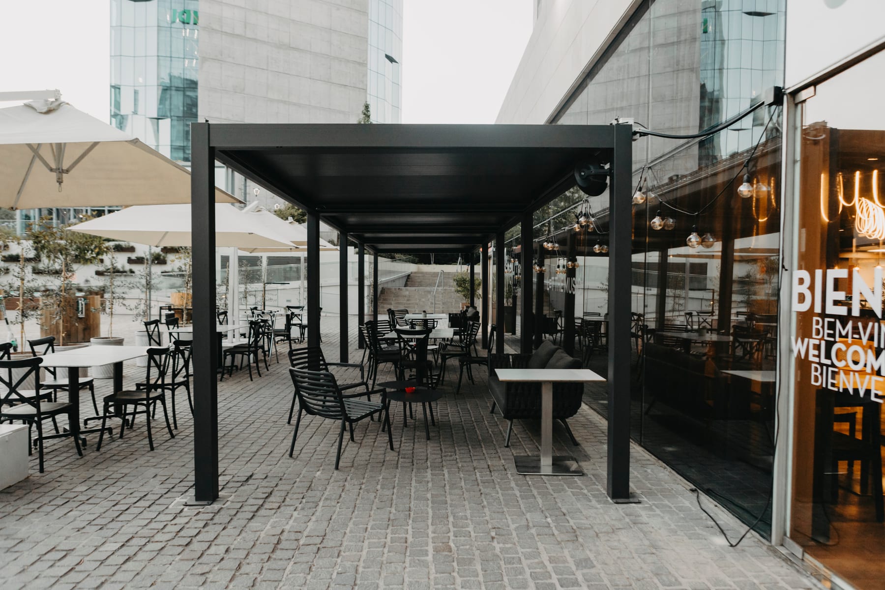 Trois plans schématiques de terrasses françaises côte à côte - 3×3 m urbaine, 3×4 m pavillonnaire, 4×6 m grande réception estivale