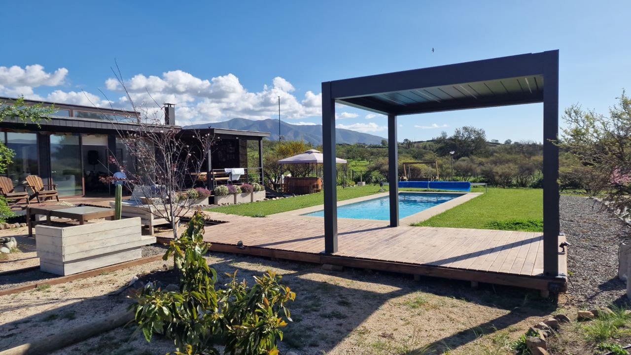 Pergola 4 Pro Max en configuration 4×6 m sans poteau central sur grande terrasse, vue latérale dégagée sur jardin